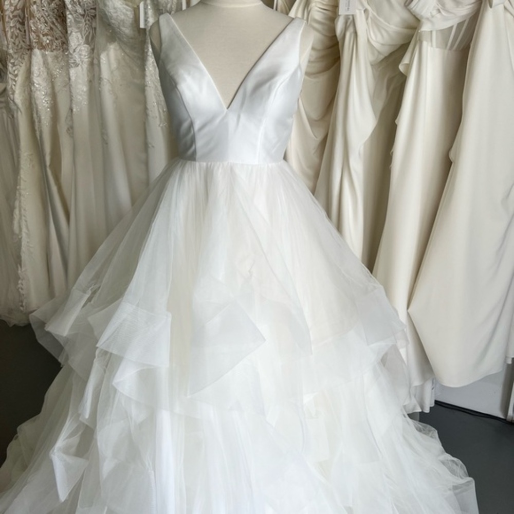 Elegant White V-Neck Wedding Dress